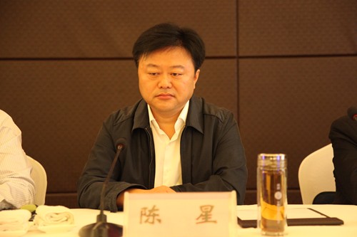 图为驻马店市政府市长陈星作会议致辞