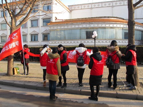 图为 市残联学雷锋志愿服务队