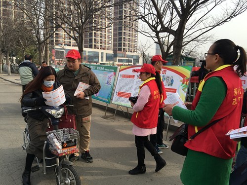 图为 漯河市残联工作人员向群众介绍听力障碍预防知识