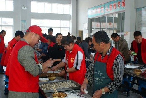 图为包饺子活动现场