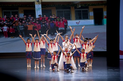 图为：孟津县特殊教育学校表演的手语舞蹈《志成学子之歌》