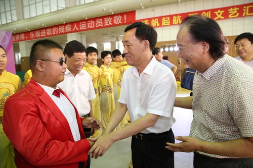 图为戴柏华副省长看望参加第九届全国残疾人艺术汇演的演职人员