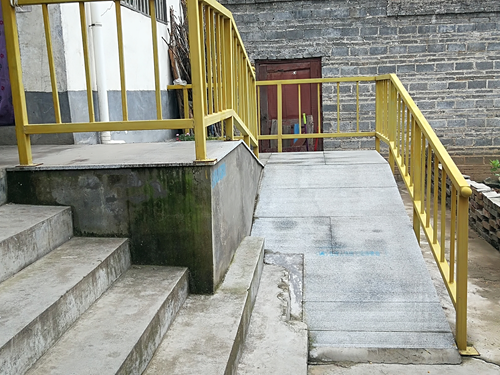 图为：重度残疾人家庭无障碍改造台阶坡道改造