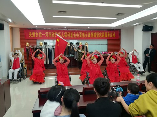 图为兰花草艺术团表演节目