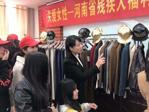 图为爱心企业代表为残友挑选服饰